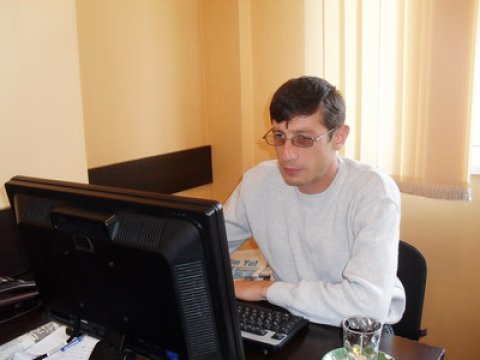 Oxucularının yarıdan çoxu məmurlar olan 20 yaşlı qəzet
