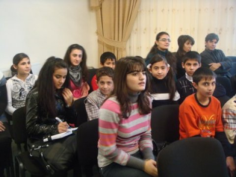 Bir neçə saat 1 saylı Uşaq Evinin kimsəsizlərilə...