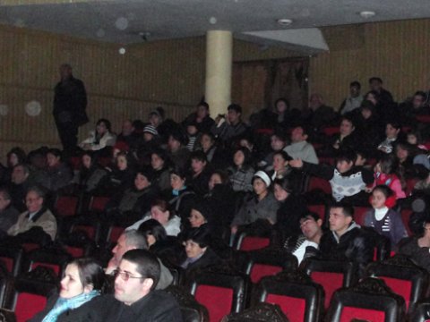 Gürcüstanda azərbaycanlı ər-arvadın oyununa 1000-dək Tiflis sakini toplaşıb