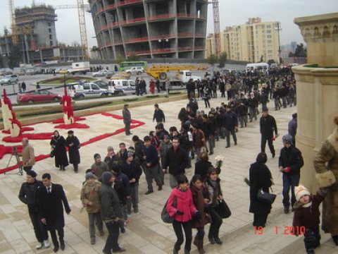 Şəhidlər Xiyabanına ümumxalq ziyarəti (fotosessiya)
