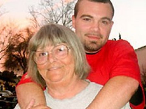 72 yaşlı nənə nəvəsinə vurulub