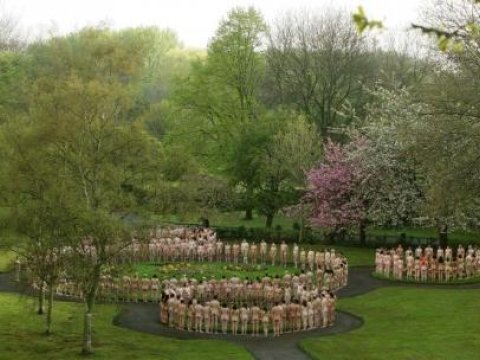 İngiltərədə min nəfər soyunub şəkil çəkdirdi