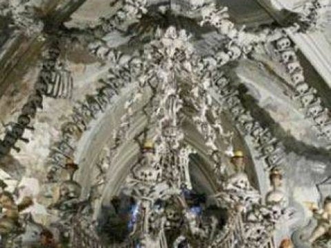 İnsan sümükləri ilə bəzədilən kilsə