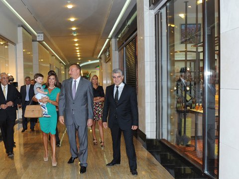 Milli Parkda açılan “Park Bulvar”ın sahibi məlumdur