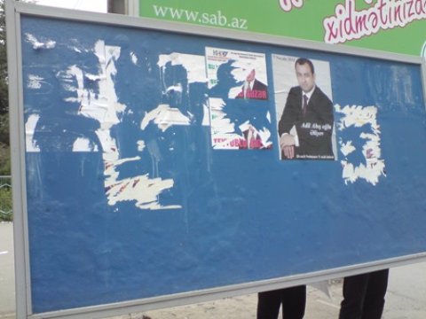 20 saylı dairədə Adil Əliyevdən başqa bütün namizədlərin şəkillərini cırırlar (fotolar)