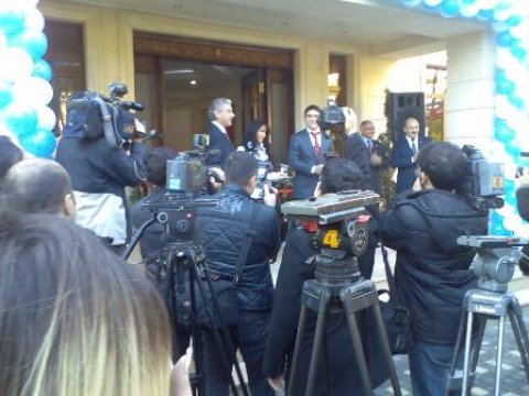 Əli Əhmədov iş icraçısına maşın bağışladı