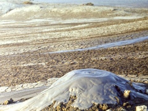 Qobustanda alovu 50 m hündürlüyə qalxan vulkan püskürüb (FOTOLAR)