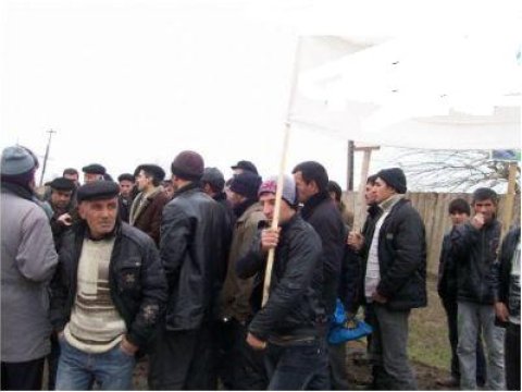 Binə Ticarət Mərkəzində üsyan: satıcılar yolu bağlayıb