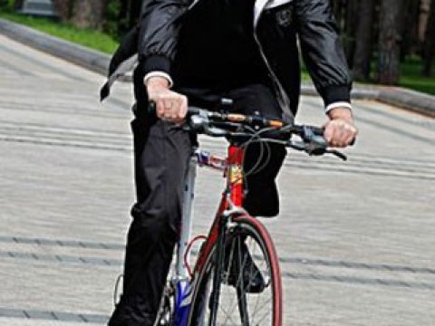 Medvedev Putinlə velosiped sürüb, badminton oynayıb (FOTOLAR)