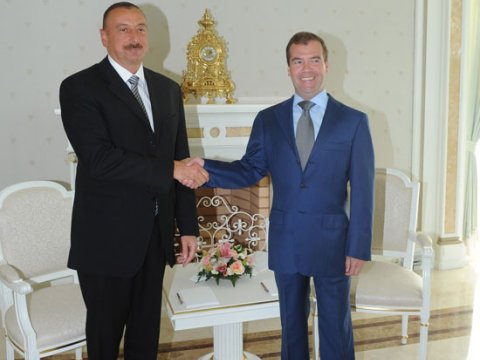 Medvedev Əliyevlə Qarabağ münaqişəsi və iqtisadi məsələləri müzakirə edib, elektomobildə gəziblər (FOTOLAR)
