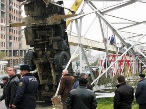 “Akkord” şirkətinin kranı aşdı, “Gənclik”də yollar bağlandı 