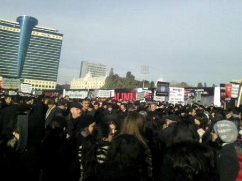 Bakıda yüzminlik Xocalı yürüşü - FOTOLAR