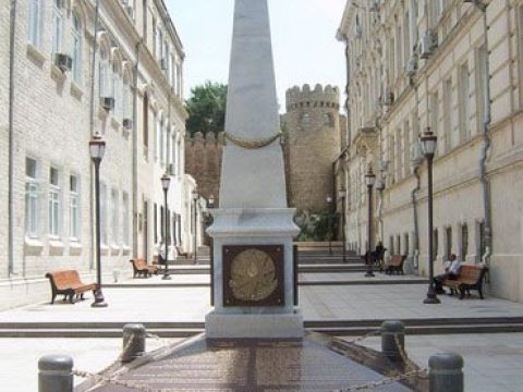 İstiqlal abidəsi - kiçik bir meydançaya sığışdırılan millət…