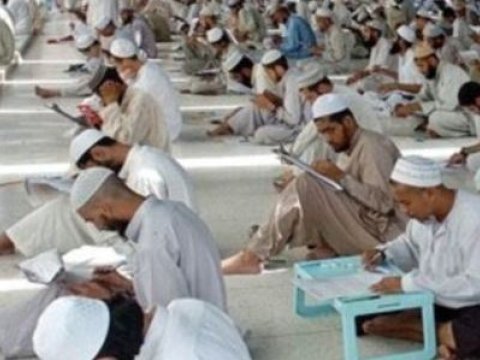 Təhsil Nazirliyi – “Biz dini təhsil üçün xaricə tələbə göndərmirik”