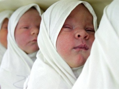 “5 əkizdən yalnız 1-i sağ qalıb” - Azərbaycanda evsiz qalmış gənc ana 