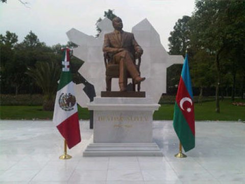 XİN Heydər Əliyevin Meksikadakı heykəli barədə AÇIQLAMA verdi