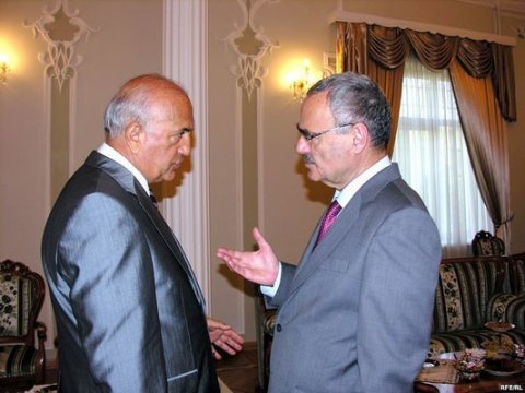 Bir şəklin tarixçəsi: Ağıllı vəzir, söz dinləməz nazir... 