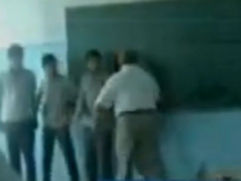 Təhsil Nazirliyi: “Şagirdləri döyən müəllim işdən çıxarılıb” - VIDEO