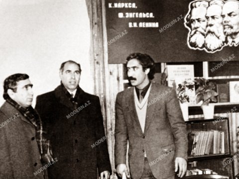 Bir şəklin tarixçəsi:&nbsp;Fəzail Ağamalı Ramiz Mehdiyevə məruzə edir