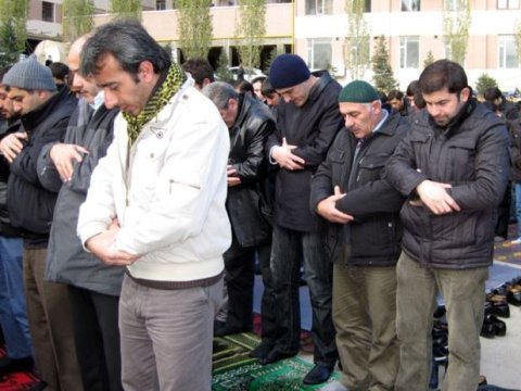 Azərbaycan cəmiyyəti dindarları "sevmir", radikalları isə rədd edir - TƏHLİL