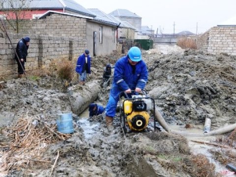 Bakıda magistral su xəttində qəza baş verdi 