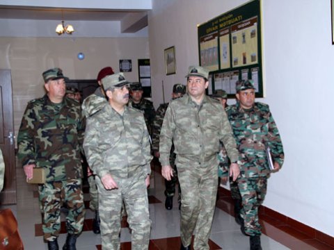 General Nəcməddin Sadıkov cəbhədəki hərbi hissələri yoxlayır