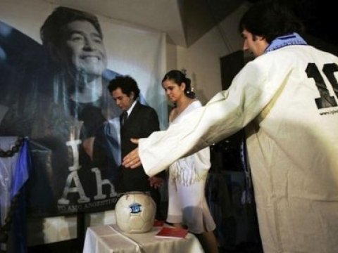 Dünyanın ən qəribə dinləri və inancları: bitə, konserv bankasına, hətta Maradonaya sitayiş edənlər 