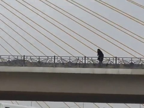 “Koroğlu”dakı körpüdə növbəti intihar cəhdi - VİDEO