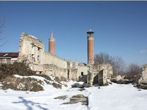 İçkili erməni jurnalist Şuşa məscidinin minarəsinə çıxdı - FOTOLAR