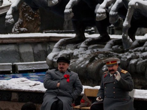 Leninin başını qəlyanla döyəcləyən azərbaycanlı kimdir? - FOTOLAR