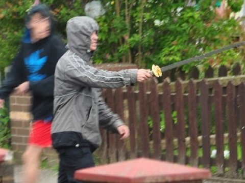 Maskalı şəxs 5 məktəblini qılıncdan keçirdi 