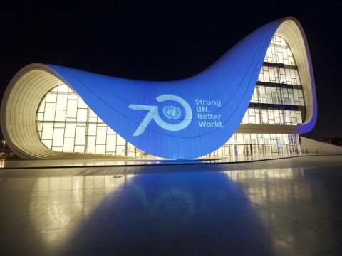 Heydər Əliyev Mərkəzinin binası mavi rəngə boyandı - FOTO