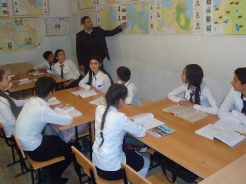 Ucqar kəndin müəllimi: “Yağış yağanda müəllimlər məktəbə çətinliklə gəlir” - MÜSAHİBƏ