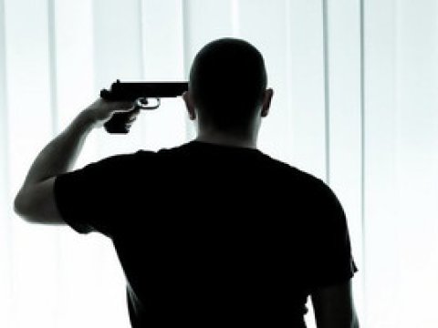 Sahibkar atasının qəbiri üstündə özünü güllələyib 