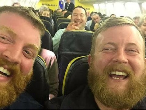 Kişi təyyarədə təsadüfən oxşarına rast gəldi-MARAQLI