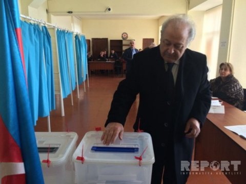 Ayaz Mütəllibov parlament seçkilərində səs verib - FOTO