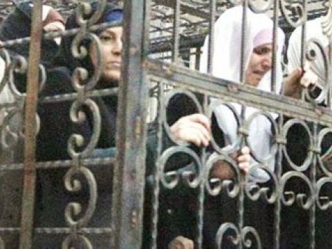 Qəfəsə qoyub canlı qalxan etdilər