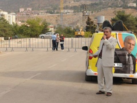 Boş meydanda mitinq etdi, 3 partiyanı geridə qoydu