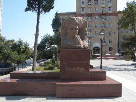  Oğrular Mikayıl Müşfiqin abidəsini qaranlığa qərq etdi 