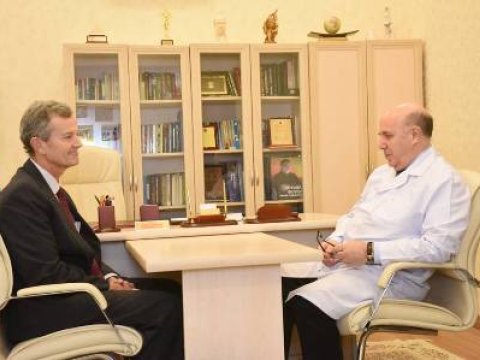 Amerikalı professor Tibb Universitetində  - FOTO