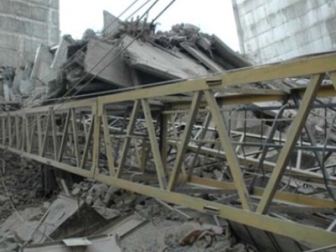   Fabrik binası çökdü  