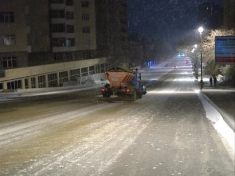   Əhaliyə qışda yollara səpilən duz satılır 