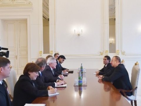 Prezident amerikalı hərbçilərlə görüşdə mühüm mesaj verdi – FOTO 