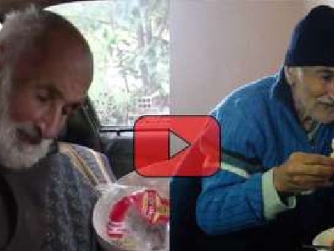  Gənclər avtomobildə yaşayan qocaya dəstək oldu  - Video 