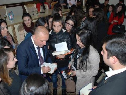 Yazıçı Varis Gəncədə imza mərasimi keçirdi