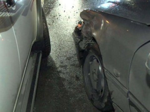 Tanınmış yazarın avtomobili vurulub