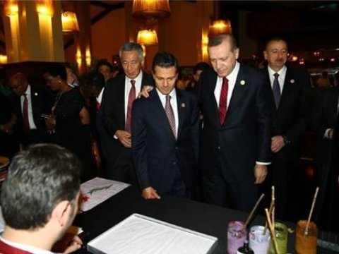 Əliyevlər Antalyada şam yeməyində