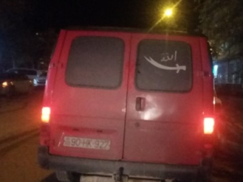 “Ya Hüseyn”... Dini yazılara tapınan sürücülər - Qanunu pozanları Allah necə qoruyur...