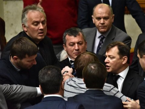 Deputat məmurun başına təpik vurdu - VİDEO