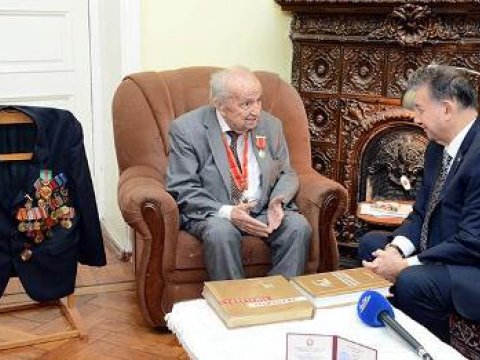 AMEA prezidenti “Şərəf” ordenini 100 yaşlı akademikin evinə apardı - FOTO